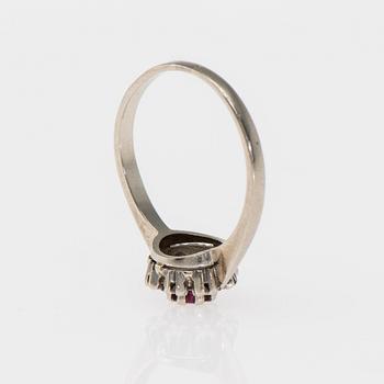 RING, 14K vitguld, rubin, 8/8-slipade diamanter. Vikt ca 2,8 g.