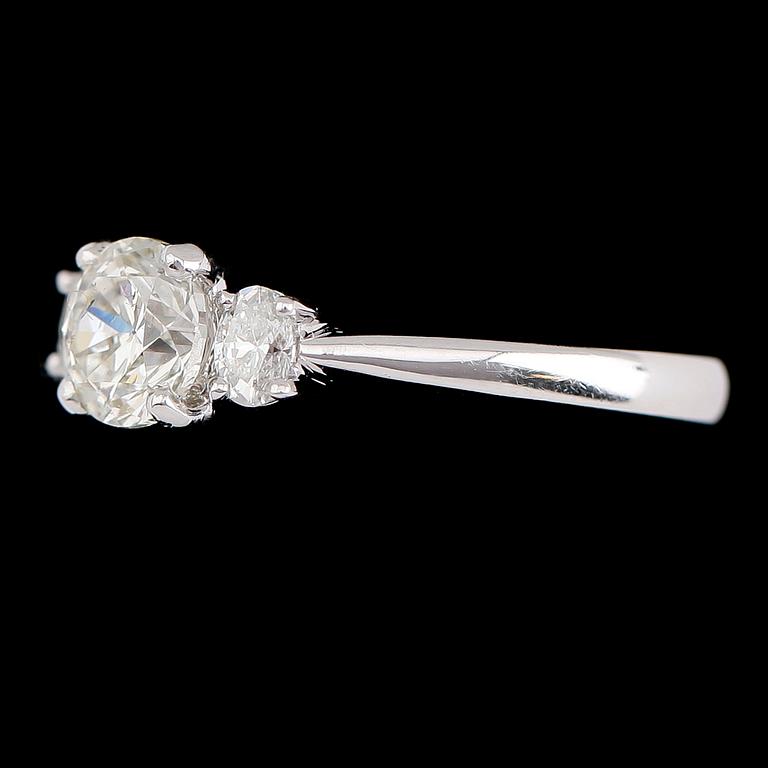 RING, 18 k vitguld, 3 briljantslipade diamanter tot ca 1.30 ct.