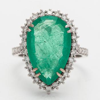 Ring, 14K vitguld, droppslipad smaragd ca. 7.72 ct och diamanter.