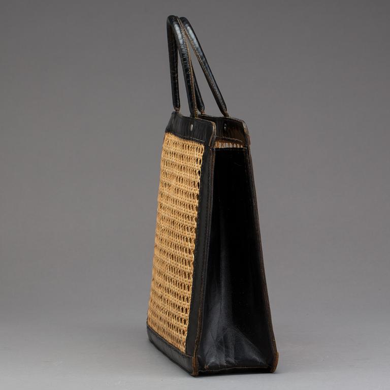 VÄSKA, svart skinn samt rotting. 1960-tal.