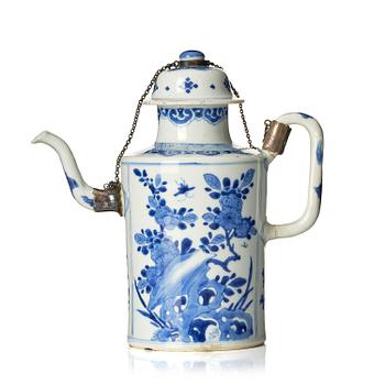 1098. Tekanna med lock, porslin. Qingdynastin, Kangxi (1662-1722).