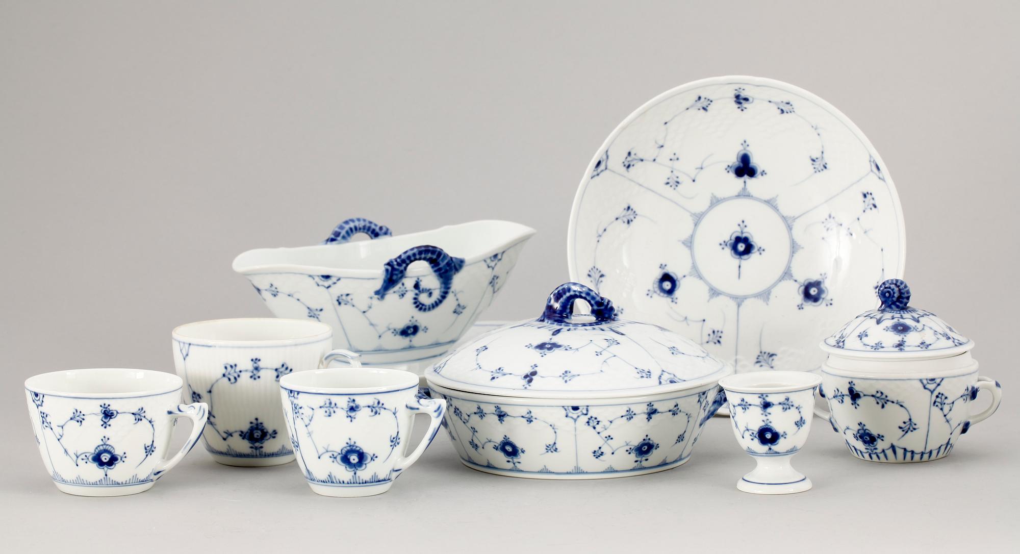 MAT- SAMT KAFFESERVIS, 93 delar, porslin, "Musselmalet", Bing & Gröndahl resp Royal Copenhagen.