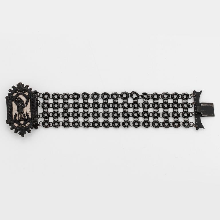 A Berlin iron and steel bracelet with a cameo. Berlin 1820-30.