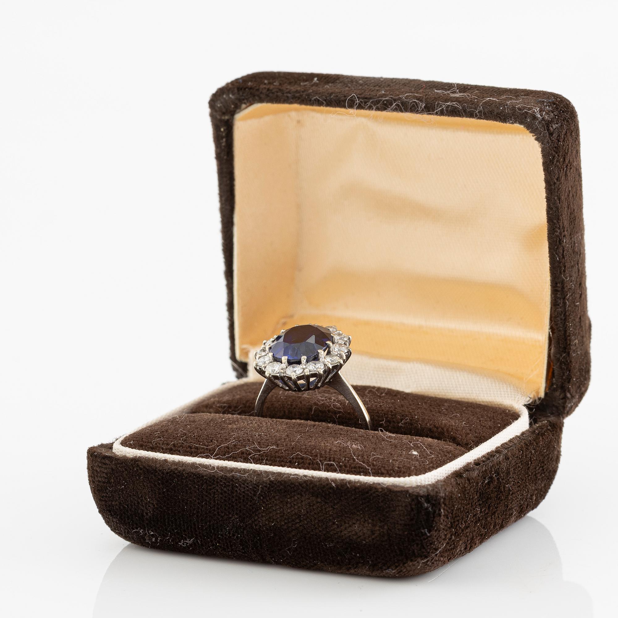 Ring, carmosé, 18K white gold with synthetic sapphire and brilliant-cut diamonds.