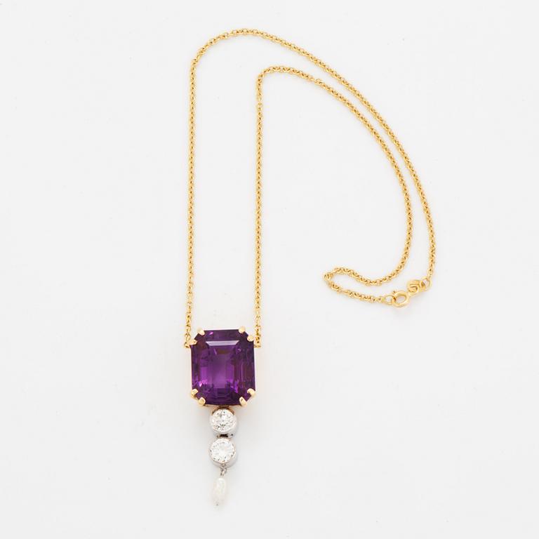 An 18K gold pendant set with a faceted amethyst and round brilliant- and old-cut diamonds and a pearl.
