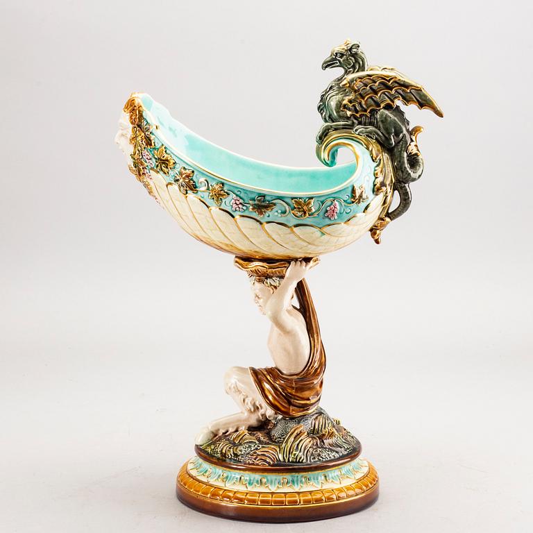 A Rörstrand majolica bowl around 1900.