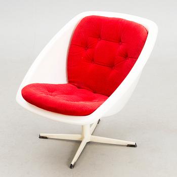 A 1970s rotating lounge chair.