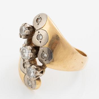 Ring, 18K gold with three brilliant-cut diamonds and small diamonds.
