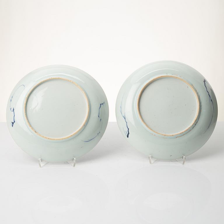 A pair of blue and white dishes, Qng dynasty, Kangxi (1662-1722).