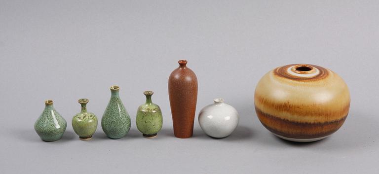 VASER, 7 st, stengods, bl a Bertil Lundgren, Rörstrand, Höganäs och Auli Heinonen, Arabia.