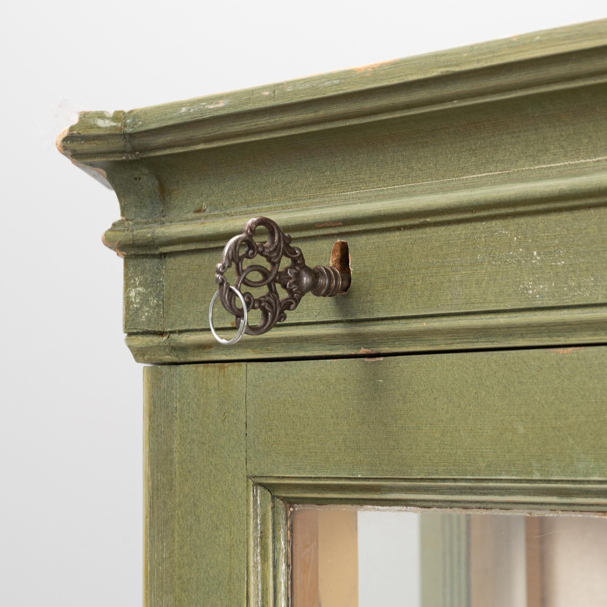 A pair of painted display cabinets, first half of the 20th Century.