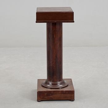 PIEDESTAL, Karl Johanstil, 1900-tal.