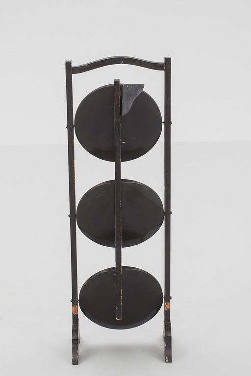 CAKESTAND, kinesiserande. 1900-tal.