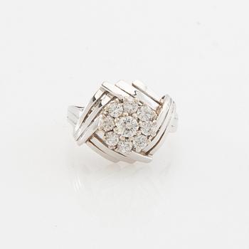 Ring 18K vitguld med runda briljantslipade diamanter.