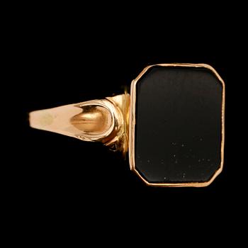 KLACKRING, 18 k guld, med svart onyx. Tot vikt 6 g.