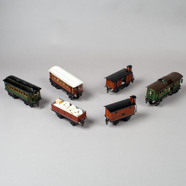 A set of six Märklin train carriages 0 Gauge, Germany, 1920/30s.