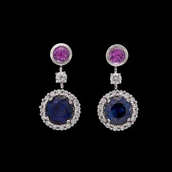 881. A pair of pink and blue sapphire, tot. 3.54 cts, and brilliant cut diamond earrings, tot. 0.57 cts.