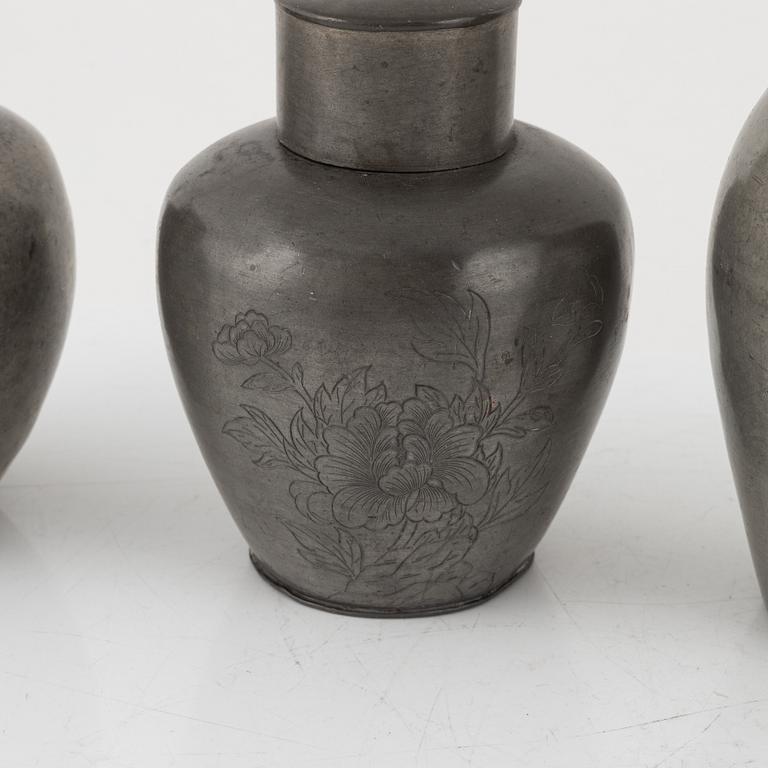 Vaser, två stycken tenn samt två tedosor med lock, tenn. Japan, 1900-tal,