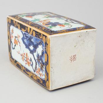 A japanese imari bottle, Meiji period (1868-1912).