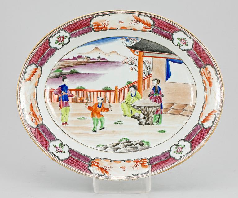UPPLÄGGNINGSFAT, porslin, Kina, Jiaqing, 1800-talets början.