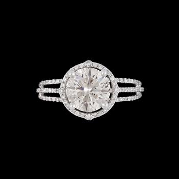 1293. RING, cognagsfärgad briljantslipad diamant, ca 2 ct, samt mindre briljantslipade diamanter.