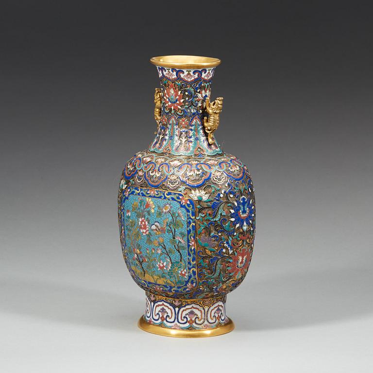 VAS, cloisonné. Qingdynastin, 1800-tal.