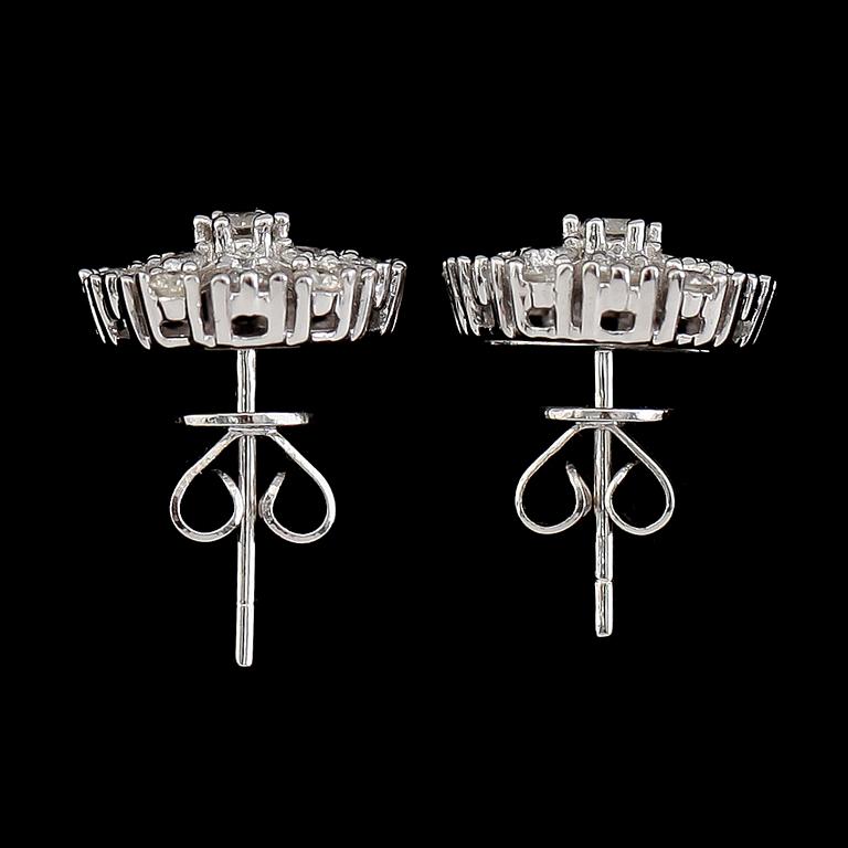 ÖRHÄNGEN, 1 par, 18K vitguld, diamanter tot ca 0.91 ct.