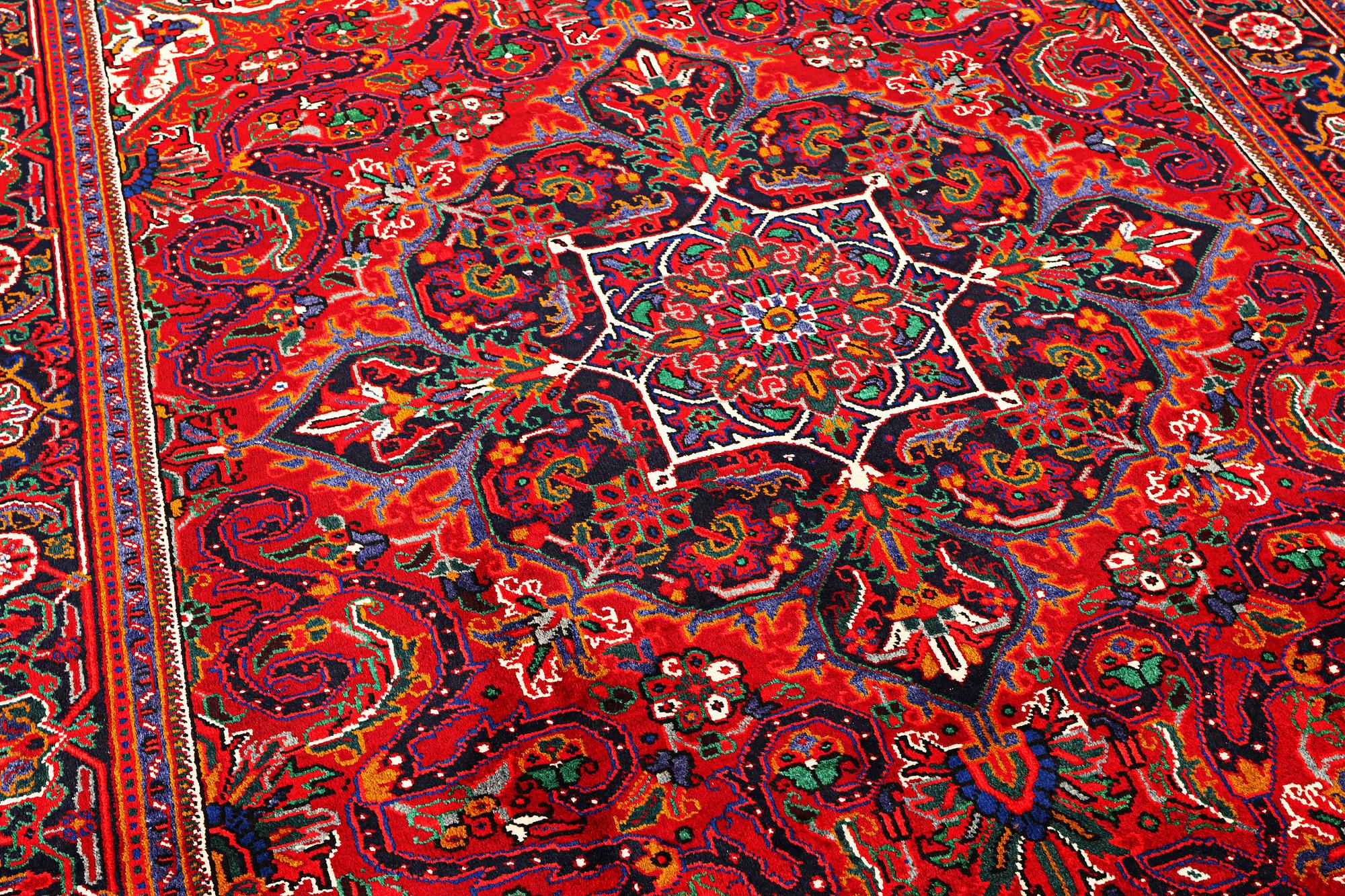 A Heriz carpet, c. 303 x 203 cm.
