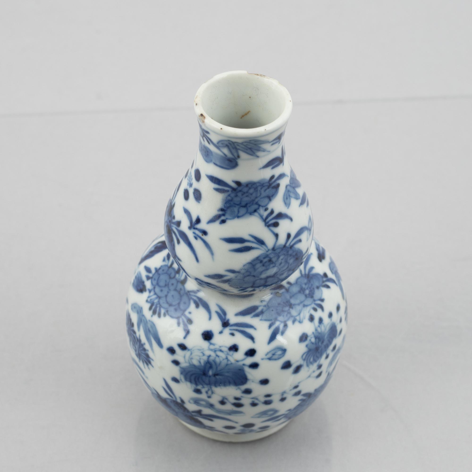 A group of four porcelain vases, Qing dynasty, 19th century/around 1900.