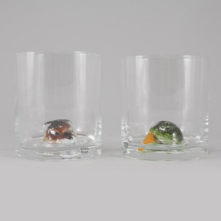 TUMBLERGLAS, 2 st, Ernst Billgren, "New Friends", för Kosta Boda, signerade, 2000-tal.
