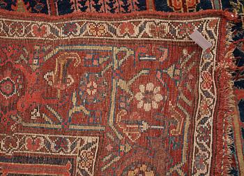 ANTIQUE/SEMI-ANTIQUE BIDJAR. 352 x 229,5 cm (as well as approximately 3 cm of flat weave at each end).