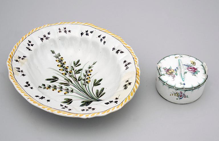 PARTI FAJANS, smörask samt fat, sekelskiftet 1900.