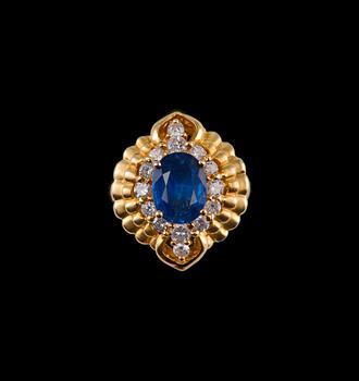 430. A RING, sapphire c. 2 ct, brilliant cut diamonds c. 0.70 ct, gold 18 K. Size 16, weight 8,3 g.