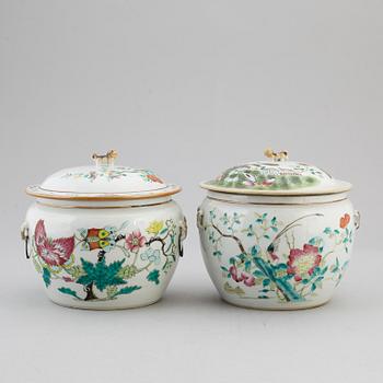 A group of two famille rose jars with covers, Qing dynasty, late 19th century.