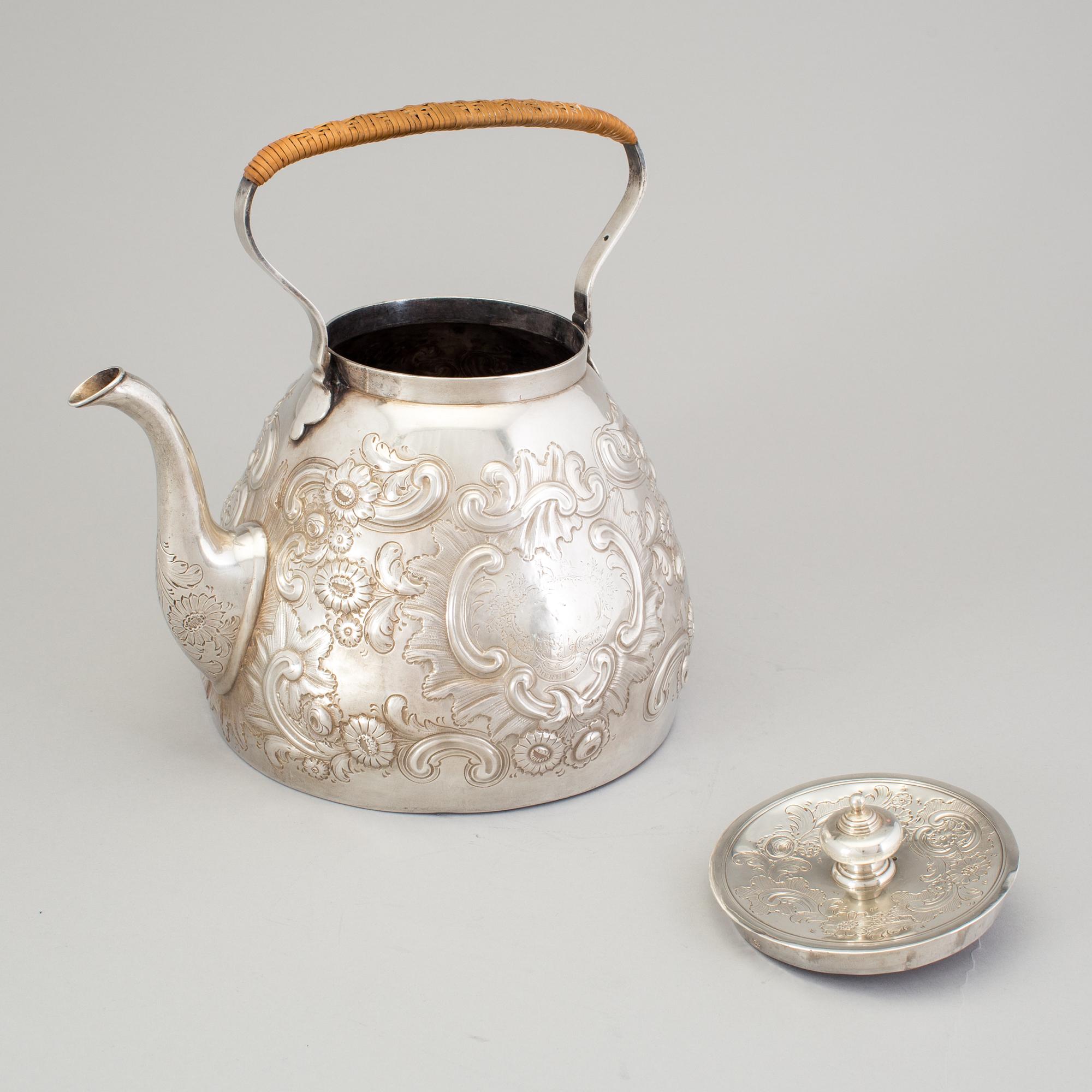 CHARLES WRIGHT, London 1781, Varmvattenkanna med rechaud, silver, George III.