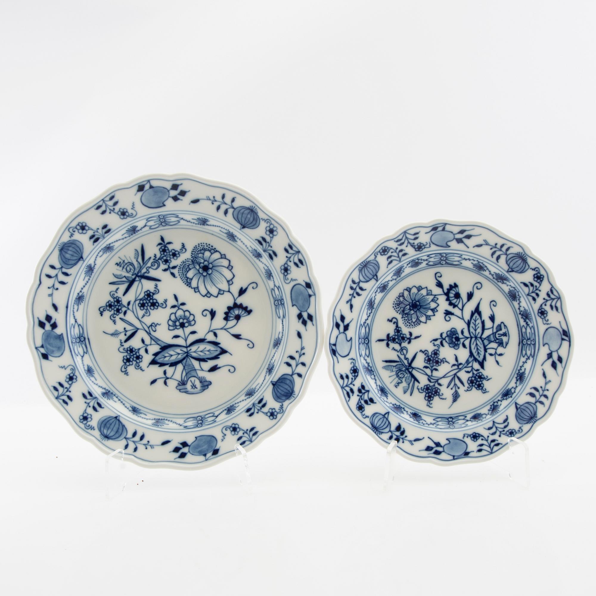 Service 89 pcs "Onion Pattern" Meissen, second half of the 20th century.