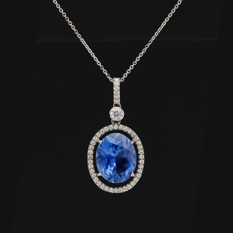 HÄNGSMYCKE, fasettslipad blå safir, 4.70 ct med briljantslipade diamanter, tot. ca 0.60 ct.