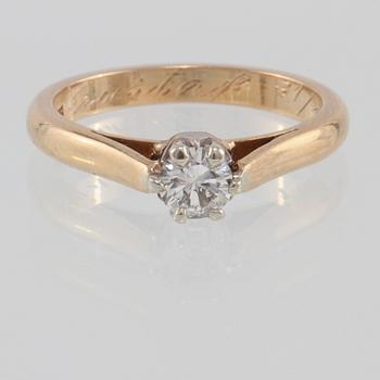RING, 18K guld med briljantslipad diamant ca 0.32 ct, Öbergs Stockholm, 1943. Vikt 3,9 gram.