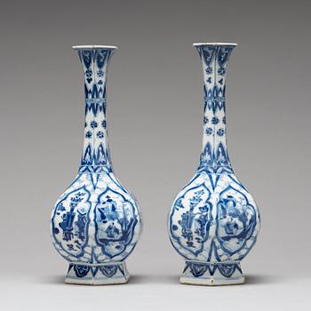 VASER, ett par, porslin. Qingdynastin, Kangxi (1662-1722).