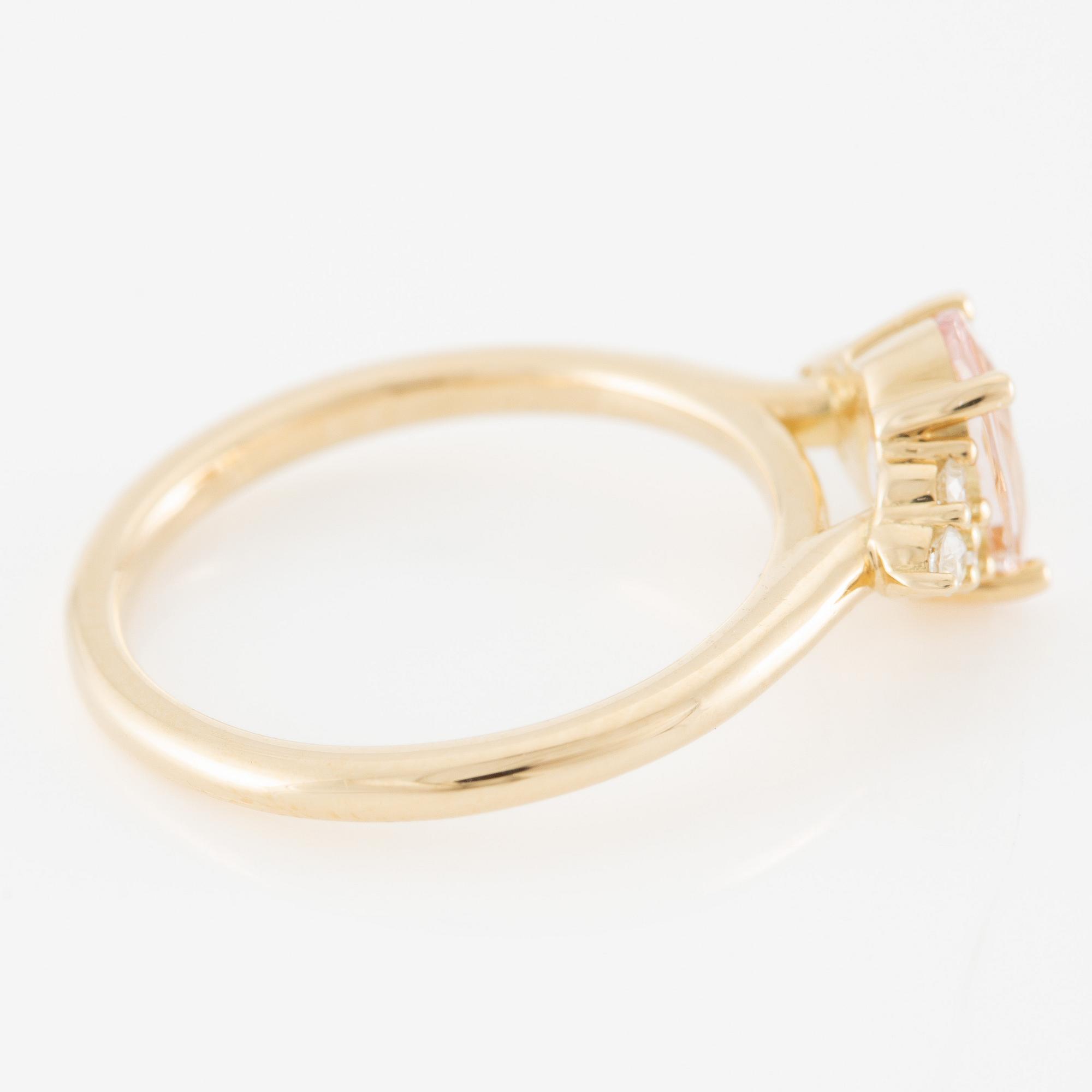 Ring in 14K gold with an oval-cut morganite and brilliant-cut diamonds.