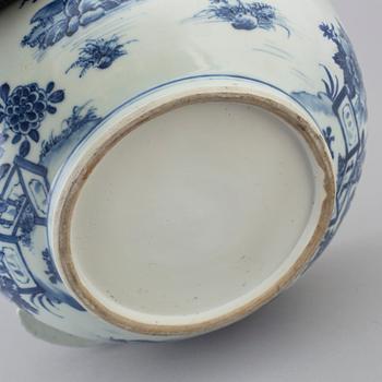 A blue and white export porcelain tureen with cover, Qing dynasty, Qianlong (1736-95).