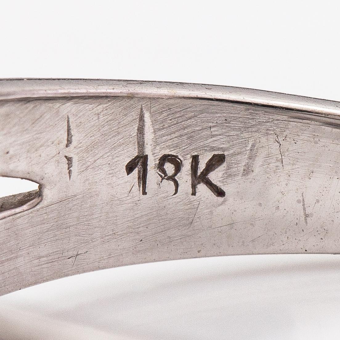 Sormus, 18K valkokultaa ja timantteja n. 1.50 ct yhteensä. Todistuksella.