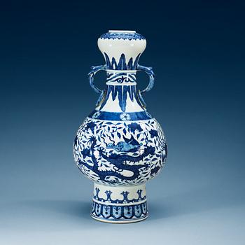 1616. A blue and white vase, late Qing dynasty, with Wanli´s six character mark.
