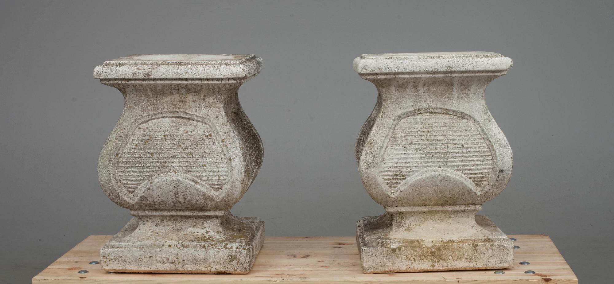 TRÄDGÅRDSPOSTAMENT, ett par, konststen, England 1900-tal.