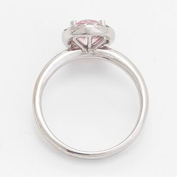 Ring, 18K vitguld med en oval morganit och diamanter ca 0.20 ct totalt.