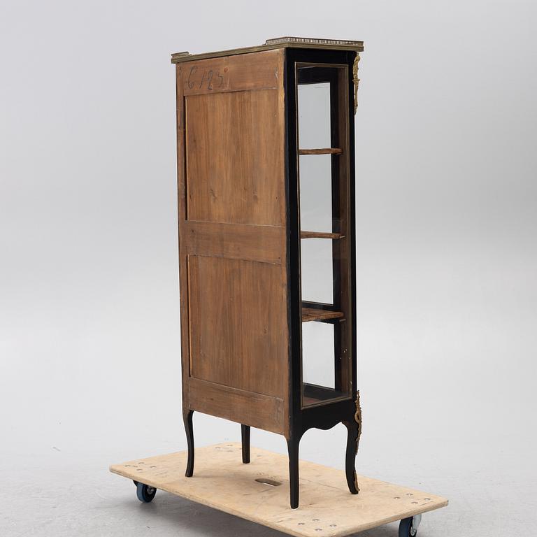 A Louis XVI-style display cabinet, around 1900.