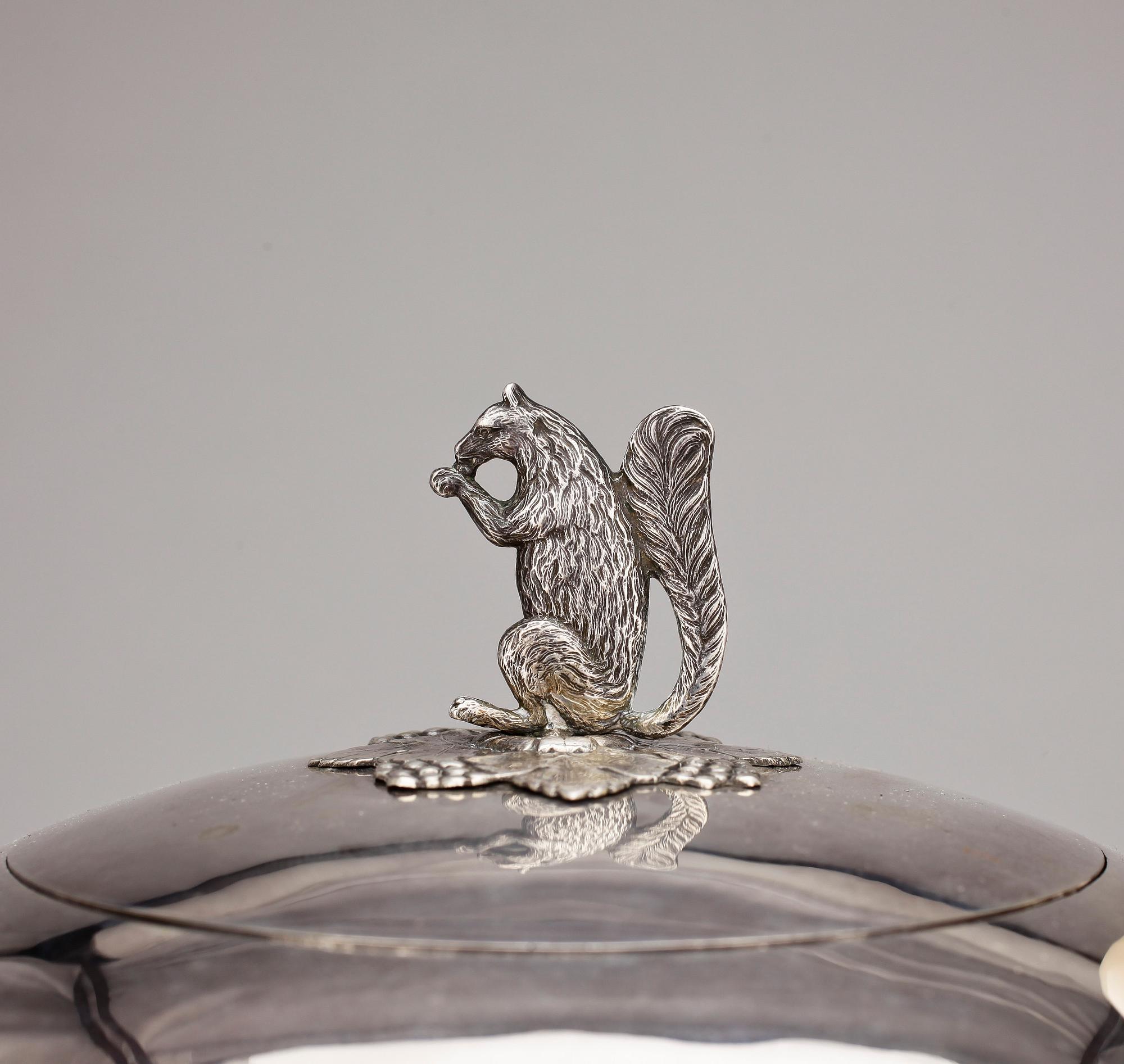 TEKANNA, silver, C G Hallberg Stockholm 1917. Tot vikt ca 925g.