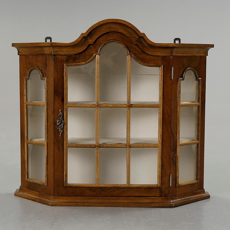 VÄGGMONTERSKÅP, rokokostil, kring sekelskiftet 1900.