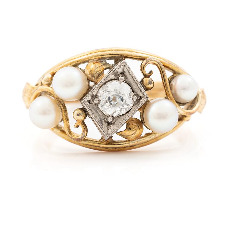 Ring 14K guld med gammalslipad diamant och pärlor.