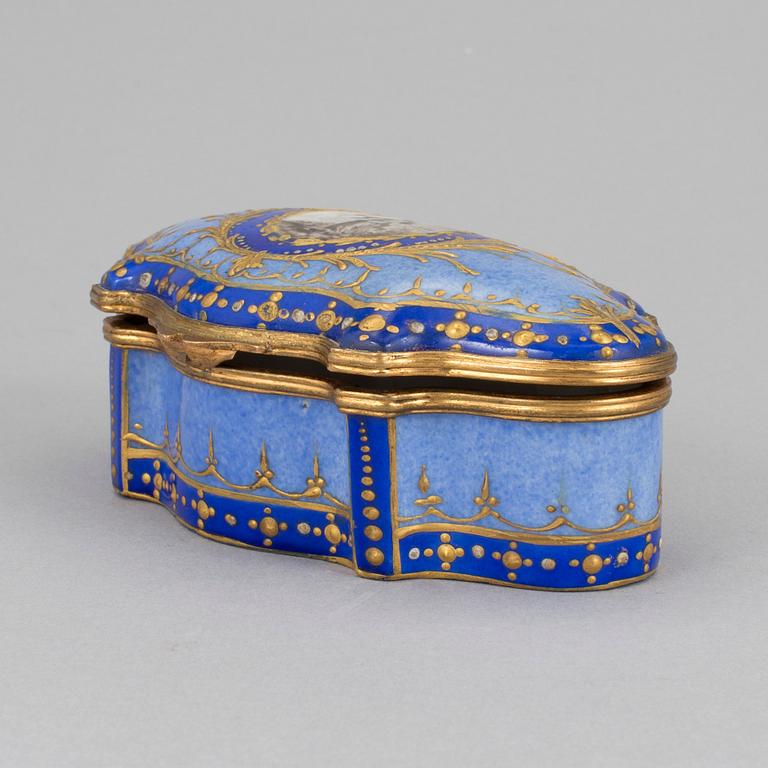 An early 20th century rococo style porcelain box with cover.